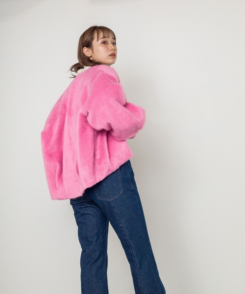 w closet(ダブルクローゼット)の「やわらかシャギーVネックショートジャケット(ノーカラージャケット・レディース・コーラルピンク/ライム/サックスブルー・FREE)」の11枚目の写真