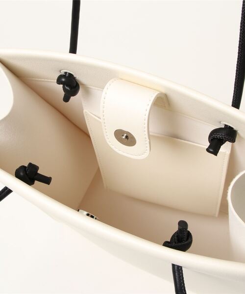 AZUL by moussy(アズールバイマウジー)の「NARROW HANDLE SHOPPER BAG /ナローハンドルショッパーバッグ(ショルダーバッグ・レディース・ブラック/アイボリー・FREE)」の4枚目の写真