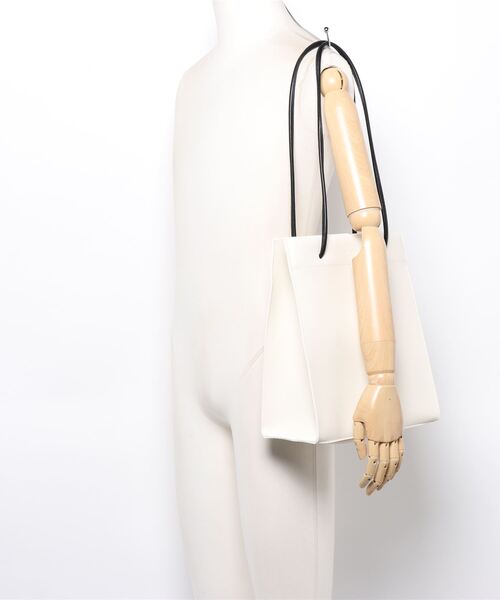 AZUL by moussy(アズールバイマウジー)の「NARROW HANDLE SHOPPER BAG /ナローハンドルショッパーバッグ(ショルダーバッグ・レディース・ブラック/アイボリー・FREE)」の5枚目の写真