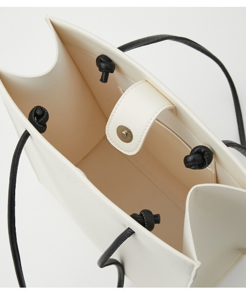 AZUL by moussy(アズールバイマウジー)の「NARROW HANDLE SHOPPER BAG /ナローハンドルショッパーバッグ(ショルダーバッグ・レディース・ブラック/アイボリー・FREE)」の7枚目の写真