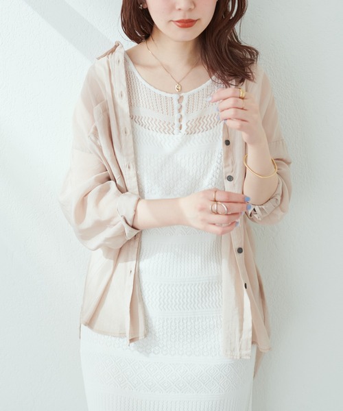 natural couture(ナチュラルクチュール)の「色違いで持っていたいアイテム ダブルポケットシアーシャツ(シャツ/ブラウス・レディース・チャコールグレー/ベージュ/オフホワイト/ピンク/グリーン/ライトベージュ・FREE)」の4枚目の写真