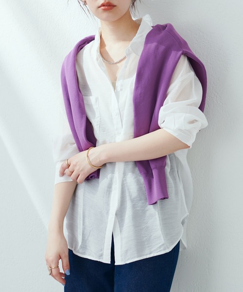 natural couture(ナチュラルクチュール)の「色違いで持っていたいアイテム ダブルポケットシアーシャツ(シャツ/ブラウス・レディース・チャコールグレー/ベージュ/オフホワイト/ピンク/グリーン/ライトベージュ・FREE)」の2枚目の写真