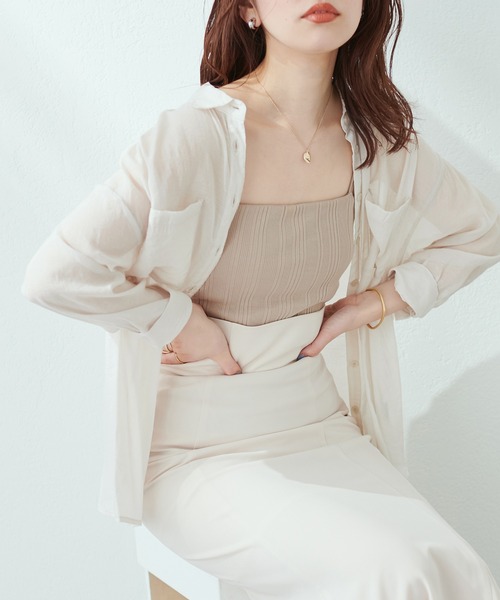 natural couture(ナチュラルクチュール)の「色違いで持っていたいアイテム ダブルポケットシアーシャツ(シャツ/ブラウス・レディース・チャコールグレー/ベージュ/オフホワイト/ピンク/グリーン/ライトベージュ・FREE)」の1枚目の写真