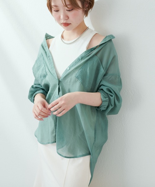 natural couture(ナチュラルクチュール)の「色違いで持っていたいアイテム ダブルポケットシアーシャツ(シャツ/ブラウス・レディース・チャコールグレー/ベージュ/オフホワイト/ピンク/グリーン/ライトベージュ・FREE)」の5枚目の写真