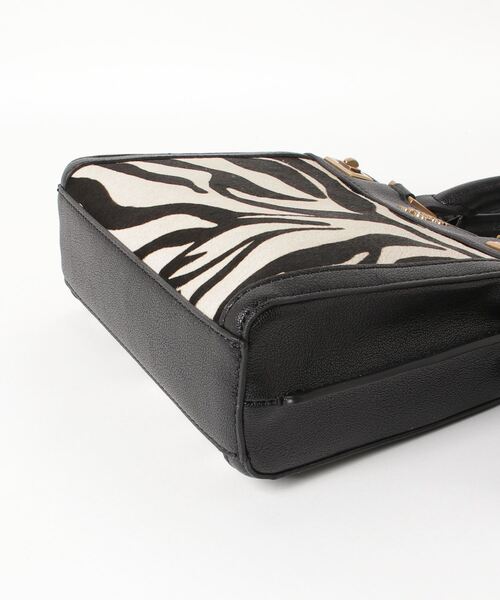 Guess（ゲス）の「KATEY Mini Satchel（ハンドバッグ・レディース・ゼブラ・ONE SIZE）」の15枚目の写真