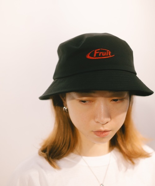FRUIT OF THE LOOM(フルーツオブザルーム)の「EMBROIDERY BUCKET HAT type A(ハット・メンズ・ブラック/オフホワイト/ベージュ・FREE)」の1枚目の写真