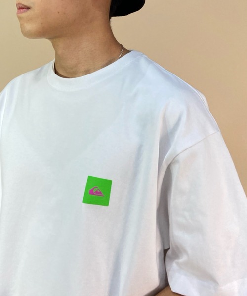 Quiksilver（クイックシルバー）の「【ムラサキスポーツ別注 】QUIKSILVER/クイックシルバー バックプリントTシャツ スクエアロゴ/ルーズシルエット クルーネックTシャツ/QUIK NEONBOX ST/QST231618M（Tシャツ/カットソー・メンズ・ブラック/ホワイト×グリーン/ホワイト×ブラック・XL/L/M）」の4枚目の写真