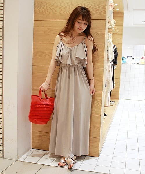 LIMITLESS LUXURY（リミットレスラグジュアリー）の「フリルマキシワンピース。（ワンピース・レディース・ベージュ/グリーン/ネイビー/ピンク/グレー/ブラック/ブラウン・FREE）」の4枚目の写真