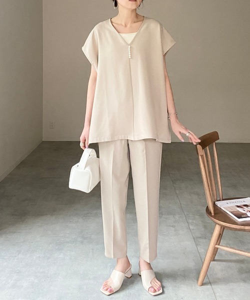 She's Closet(シーズクローゼット)の「【低身長向け/高身長向けサイズあり】深vネックパールジレベスト&パンツスタイルセットアップ(セットアップ・レディース・ブラック/グレイッシュベージュ・FREE/TALL/SHORT)」の3枚目の写真