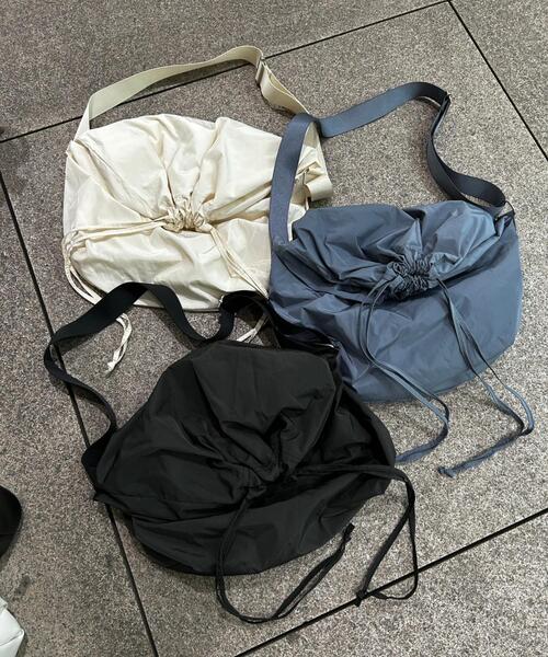 WEGO（ウィゴー）の「WEGO/ドロストBIGショルダー（ショルダーバッグ・レディース・スミクロ/ライトグレー/オフホワイト・FREE）」の4枚目の写真