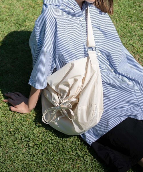 WEGO（ウィゴー）の「WEGO/ドロストBIGショルダー（ショルダーバッグ・レディース・スミクロ/ライトグレー/オフホワイト・FREE）」の2枚目の写真