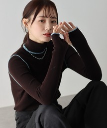 配色タートルネックニット