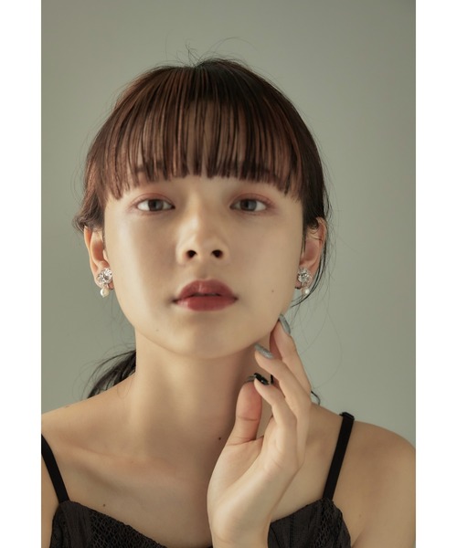 niana（ニアナ）の「ビジューフラワーパールイヤリング 結婚式 お呼ばれ アクセサリー（イヤリング・レディース・ゴールド/シルバー・FREE）」の4枚目の写真