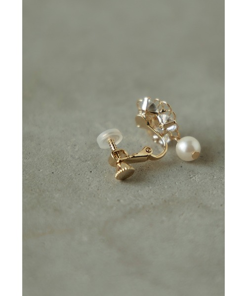 niana（ニアナ）の「ビジューフラワーパールイヤリング 結婚式 お呼ばれ アクセサリー（イヤリング・レディース・ゴールド/シルバー・FREE）」の11枚目の写真