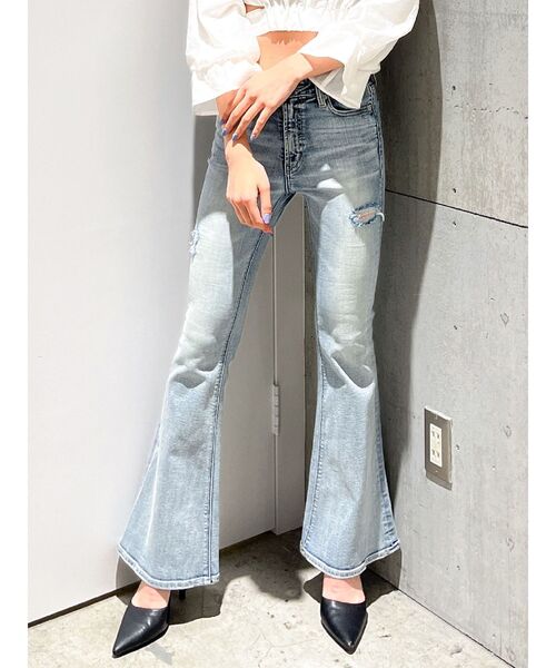 GYDA(ジェイダ)の「ミドルウエスト ダメージフレアデニムパンツ(デニムパンツ・レディース・ライトブルー/インディゴブルー・SMALL/X-SMALL/MEDIUM)」の3枚目の写真