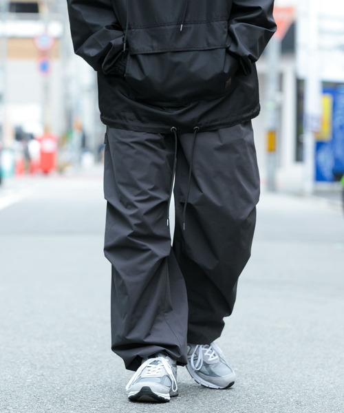 ITEMS URBANRESEARCH（アイテムズ アーバンリサーチ）の「撥水×イージーケア パラシュートパンツ（その他パンツ・メンズ・ブラック/チャコールグレー・MEDIUM/LARGE）」の2枚目の写真