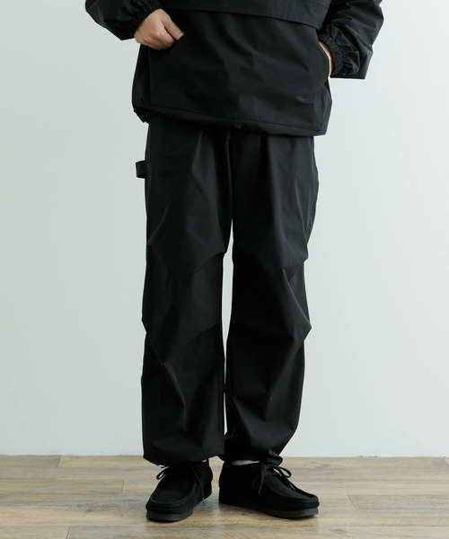 ITEMS URBANRESEARCH（アイテムズ アーバンリサーチ）の「撥水×イージーケア パラシュートパンツ（その他パンツ・メンズ・ブラック/チャコールグレー・MEDIUM/LARGE）」の3枚目の写真