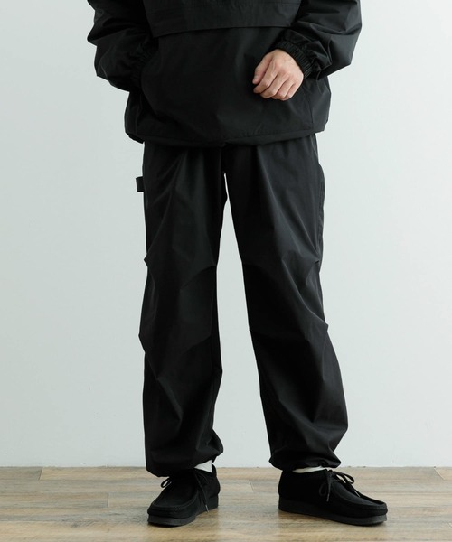 ITEMS URBANRESEARCH（アイテムズ アーバンリサーチ）の「撥水×イージーケア パラシュートパンツ（その他パンツ・メンズ・ブラック/チャコールグレー・MEDIUM/LARGE）」の4枚目の写真