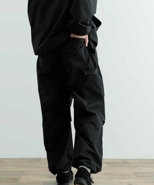 ITEMS URBANRESEARCH（アイテムズ アーバンリサーチ）の「撥水×イージーケア パラシュートパンツ（その他パンツ・メンズ・ブラック/チャコールグレー・MEDIUM/LARGE）」の6枚目の写真