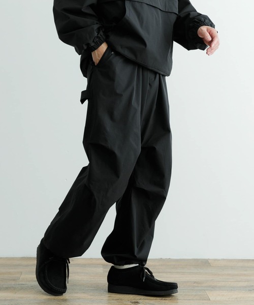 ITEMS URBANRESEARCH（アイテムズ アーバンリサーチ）の「撥水×イージーケア パラシュートパンツ（その他パンツ・メンズ・ブラック/チャコールグレー・MEDIUM/LARGE）」の7枚目の写真