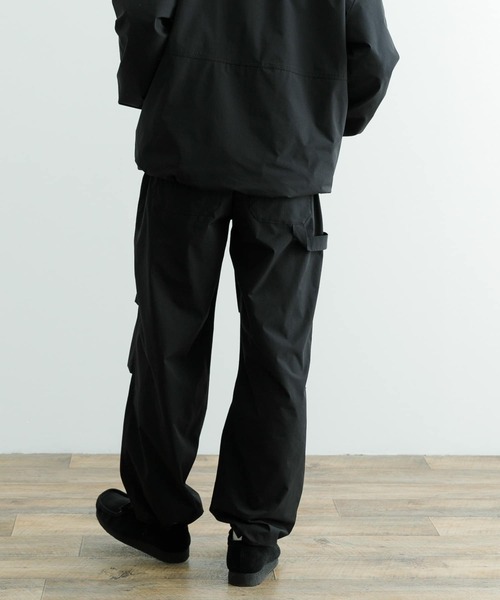 ITEMS URBANRESEARCH（アイテムズ アーバンリサーチ）の「撥水×イージーケア パラシュートパンツ（その他パンツ・メンズ・ブラック/チャコールグレー・MEDIUM/LARGE）」の8枚目の写真