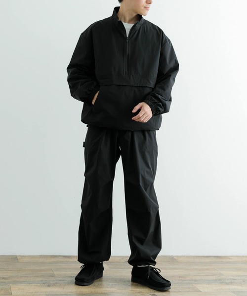 ITEMS URBANRESEARCH（アイテムズ アーバンリサーチ）の「撥水×イージーケア パラシュートパンツ（その他パンツ・メンズ・ブラック/チャコールグレー・MEDIUM/LARGE）」の9枚目の写真