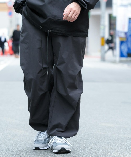 ITEMS URBANRESEARCH（アイテムズ アーバンリサーチ）の「撥水×イージーケア パラシュートパンツ（その他パンツ・メンズ・ブラック/チャコールグレー・MEDIUM/LARGE）」の10枚目の写真