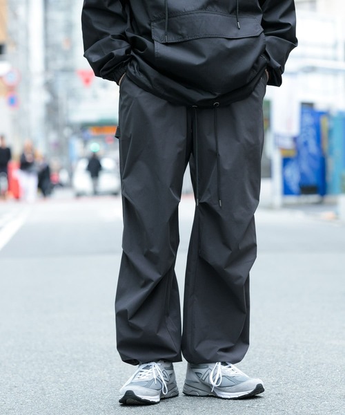 ITEMS URBANRESEARCH（アイテムズ アーバンリサーチ）の「撥水×イージーケア パラシュートパンツ（その他パンツ・メンズ・ブラック/チャコールグレー・MEDIUM/LARGE）」の11枚目の写真