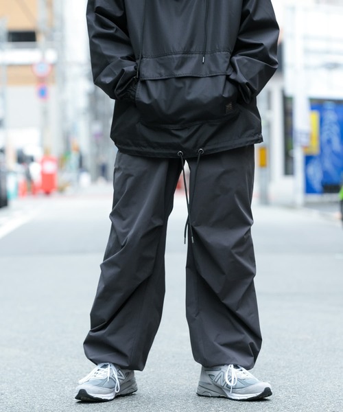 ITEMS URBANRESEARCH（アイテムズ アーバンリサーチ）の「撥水×イージーケア パラシュートパンツ（その他パンツ・メンズ・ブラック/チャコールグレー・MEDIUM/LARGE）」の12枚目の写真