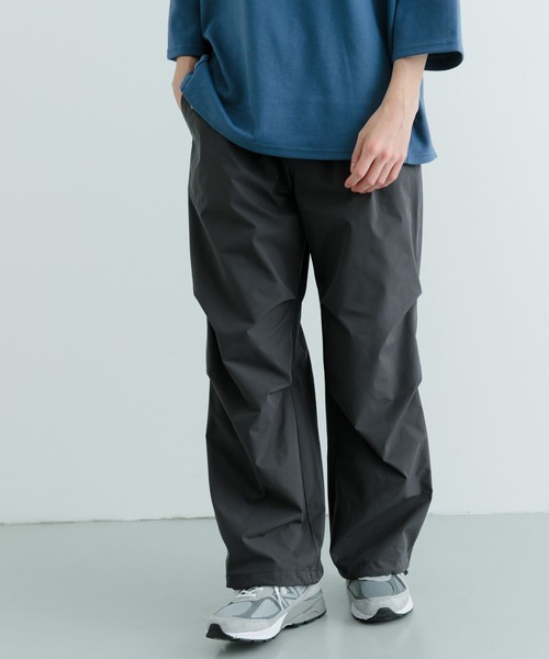 ITEMS URBANRESEARCH（アイテムズ アーバンリサーチ）の「撥水×イージーケア パラシュートパンツ（その他パンツ・メンズ・ブラック/チャコールグレー・MEDIUM/LARGE）」の13枚目の写真