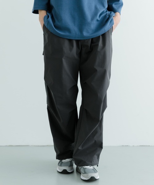 ITEMS URBANRESEARCH（アイテムズ アーバンリサーチ）の「撥水×イージーケア パラシュートパンツ（その他パンツ・メンズ・ブラック/チャコールグレー・MEDIUM/LARGE）」の14枚目の写真