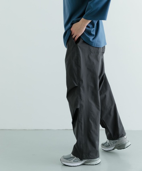ITEMS URBANRESEARCH（アイテムズ アーバンリサーチ）の「撥水×イージーケア パラシュートパンツ（その他パンツ・メンズ・ブラック/チャコールグレー・MEDIUM/LARGE）」の15枚目の写真