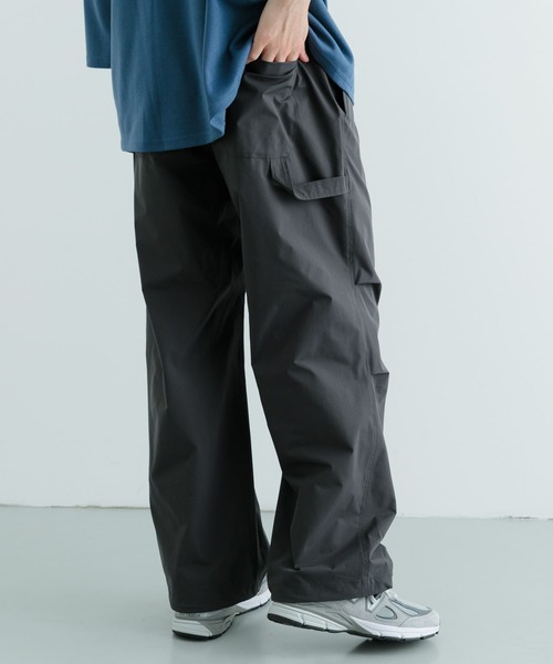 ITEMS URBANRESEARCH（アイテムズ アーバンリサーチ）の「撥水×イージーケア パラシュートパンツ（その他パンツ・メンズ・ブラック/チャコールグレー・MEDIUM/LARGE）」の16枚目の写真