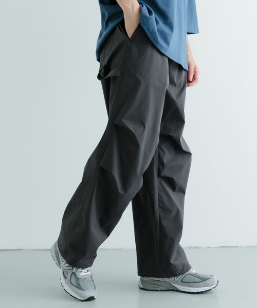 ITEMS URBANRESEARCH（アイテムズ アーバンリサーチ）の「撥水×イージーケア パラシュートパンツ（その他パンツ・メンズ・ブラック/チャコールグレー・MEDIUM/LARGE）」の17枚目の写真