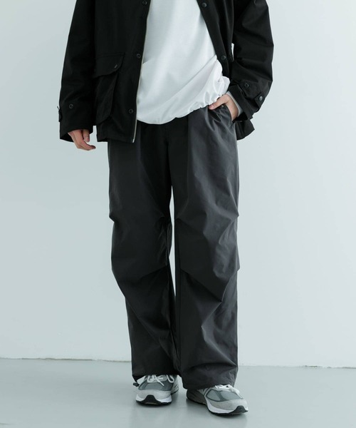 ITEMS URBANRESEARCH（アイテムズ アーバンリサーチ）の「撥水×イージーケア パラシュートパンツ（その他パンツ・メンズ・ブラック/チャコールグレー・MEDIUM/LARGE）」の19枚目の写真