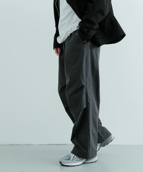 ITEMS URBANRESEARCH（アイテムズ アーバンリサーチ）の「撥水×イージーケア パラシュートパンツ（その他パンツ・メンズ・ブラック/チャコールグレー・MEDIUM/LARGE）」の20枚目の写真