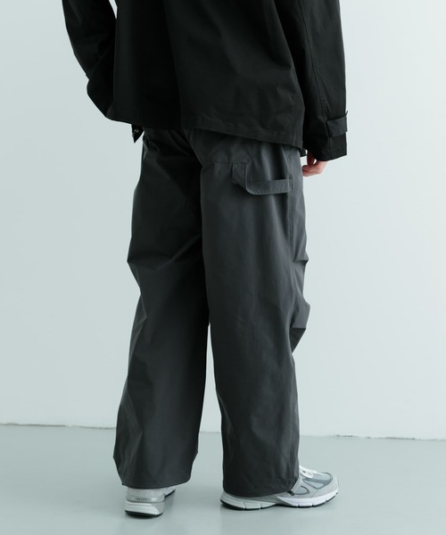 ITEMS URBANRESEARCH（アイテムズ アーバンリサーチ）の「撥水×イージーケア パラシュートパンツ（その他パンツ・メンズ・ブラック/チャコールグレー・MEDIUM/LARGE）」の21枚目の写真