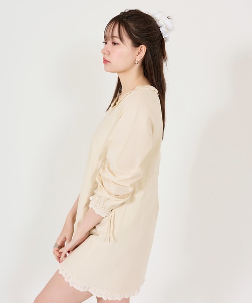 TINA:JOJUN(ティーナジョジュン)の「コットンレース付き ミニ丈ワンピース TINA:JOJUN(ワンピース・レディース・ライトベージュ/ホワイト・M)」の15枚目の写真
