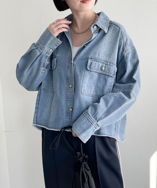 fredy emue(フレディエミュ)の「デニムクロップドシャツ(シャツ/ブラウス・レディース・ブルー/サックスブルー・38)」の2枚目の写真