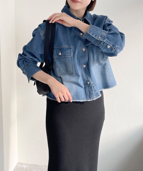 fredy emue(フレディエミュ)の「デニムクロップドシャツ(シャツ/ブラウス・レディース・ブルー/サックスブルー・38)」の9枚目の写真