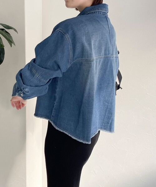 fredy emue(フレディエミュ)の「デニムクロップドシャツ(シャツ/ブラウス・レディース・ブルー/サックスブルー・38)」の11枚目の写真