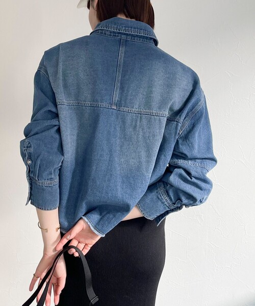 fredy emue(フレディエミュ)の「デニムクロップドシャツ(シャツ/ブラウス・レディース・ブルー/サックスブルー・38)」の12枚目の写真