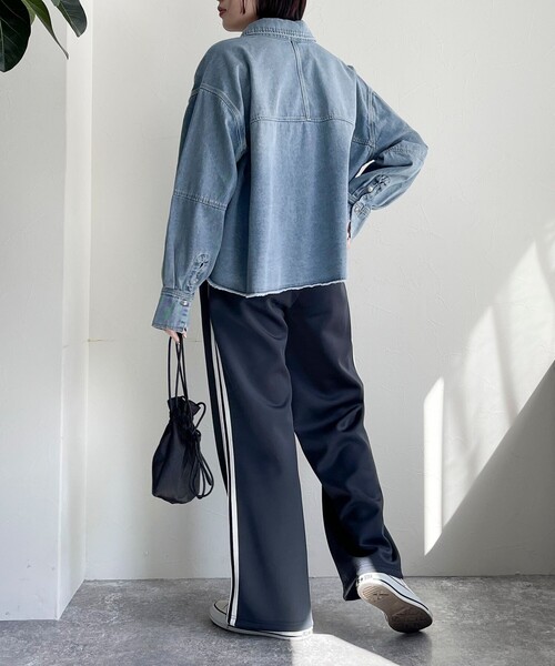 fredy emue(フレディエミュ)の「デニムクロップドシャツ(シャツ/ブラウス・レディース・ブルー/サックスブルー・38)」の15枚目の写真