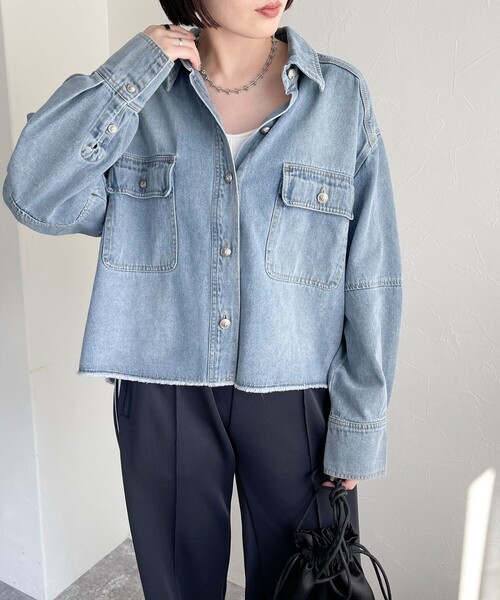 fredy emue(フレディエミュ)の「デニムクロップドシャツ(シャツ/ブラウス・レディース・ブルー/サックスブルー・38)」の18枚目の写真