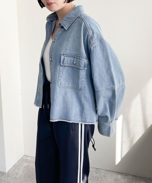 fredy emue(フレディエミュ)の「デニムクロップドシャツ(シャツ/ブラウス・レディース・ブルー/サックスブルー・38)」の19枚目の写真