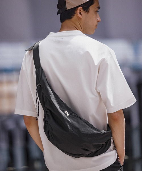 LAKOLE（ラコレ）の「サイドギャザーショルダーBAG / 110612（ショルダーバッグ・メンズ・サンドグレー/カーキ/ブラック・FREE）」の2枚目の写真