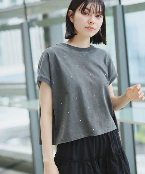 niko and...(ニコアンド)の「スタッズフレンチショートTシャツ(Tシャツ/カットソー・レディース・チャコール/オフホワイト/グレー・FREE)」の1枚目の写真