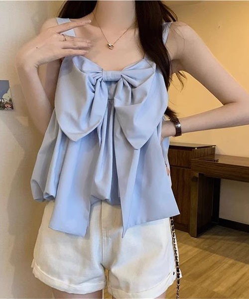 gossip!ロサンゼルス(ゴシップロサンゼルス)の「特大リボン 2WAY 着こなし ワイドストラップキャミソール クロップド丈 A ライン レディース 夏トップス 4 色展開(キャミソール・レディース・ホワイト/ピンク/ベージュ/サックスブルー・FREE)」の6枚目の写真