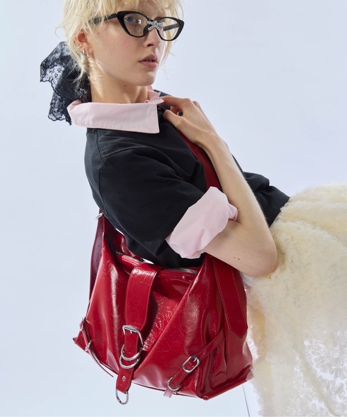 パテントレザーライク ミディアムショルダーバッグ / Le reve Boucle