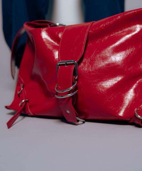 パテントレザーライク ミディアムショルダーバッグ / Le reve Boucle